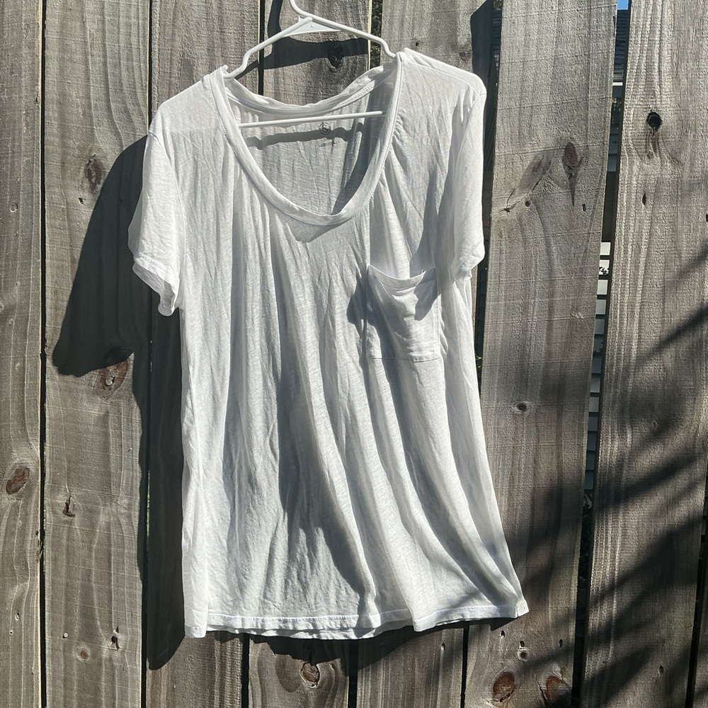 T&B Elegant White V-Neck Short Sleeve Tee